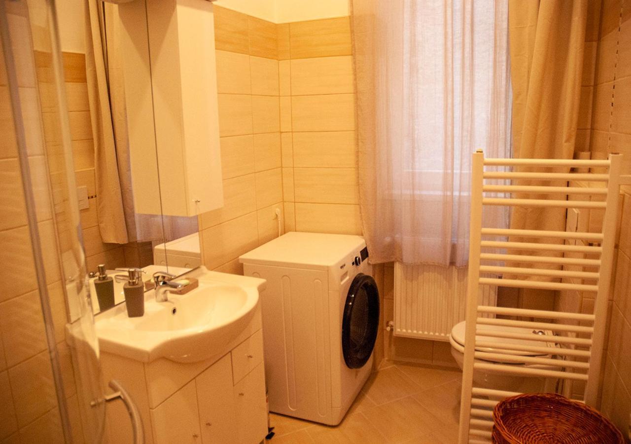 Western Apartman บูดาเปสต์ ภายนอก รูปภาพ