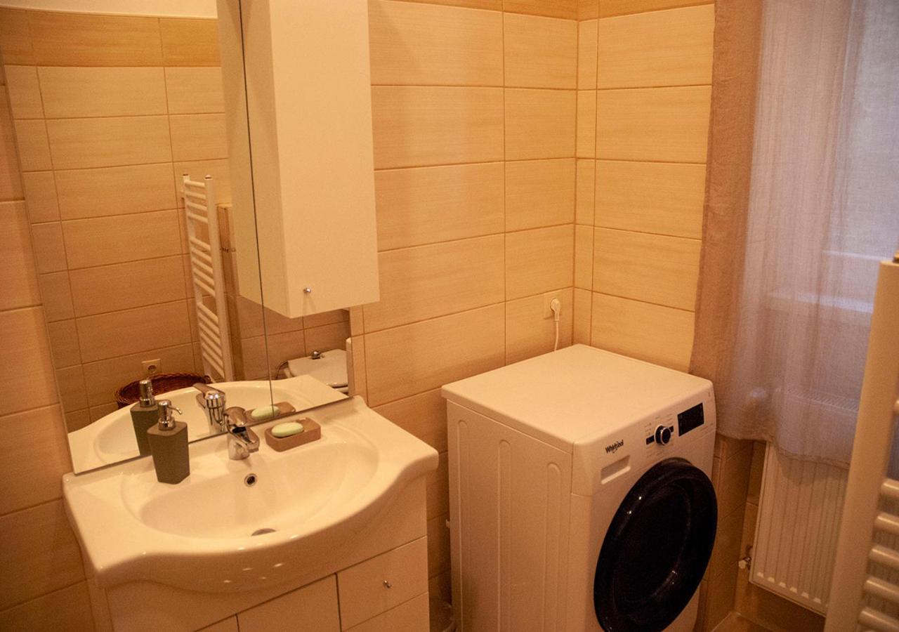 Western Apartman บูดาเปสต์ ภายนอก รูปภาพ